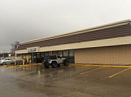 Braum's Ice Cream Dairy Store outside