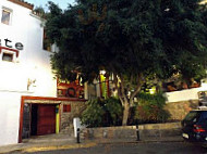 La Taberna Roja outside