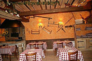 Le Chalet De La Caverne Des Brigands food