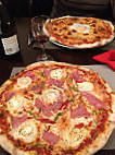 Pizzeria Da Maurizio inside