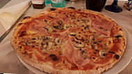 Montanea Pizzeria food