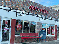 Jet's Pizza outside