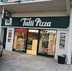 Tutti Pizza outside