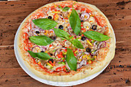 Five Pizza Original food