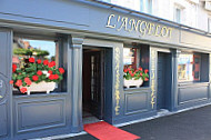 L'Angelot outside