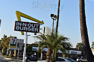 In-n-out Burger outside