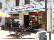 Aux Anciennes Halles inside