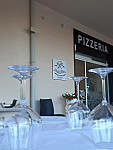 Black&white Pizzeria inside