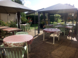 Auberge Le Chapeau Rouge inside