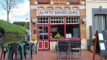 Au Petit Bon Secours inside