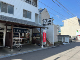 Udon Sakaeda outside