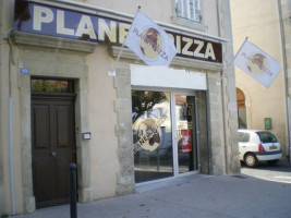 Planet'pizza outside