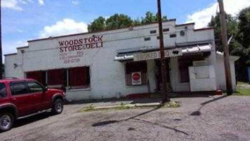 Woodstock Store Deli outside