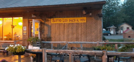 Bistro Les Sacs a Vin outside