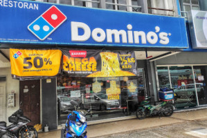 Domino's Bandar Botanic outside