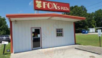 Fox's Pizza Den outside