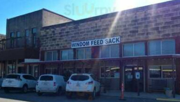 Windom Feed Sack outside