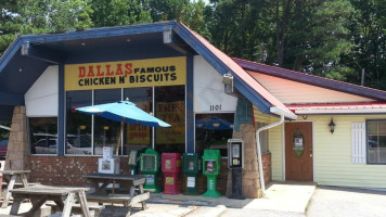 Dallas Famous Chicken outside