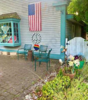 Old Lyme Ice Cream Shoppe Cafe outside