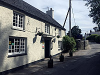 Fox Hounds Inn outside