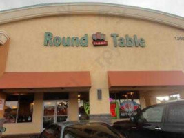 Round Table Pizza outside