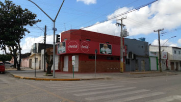 Baixinho Lanches outside