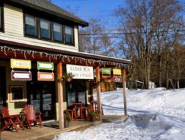 Cedar Run Bakery Market outside