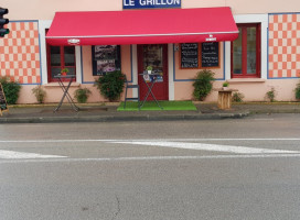 Le Grillon outside