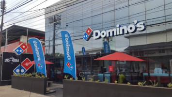 Domino's outside