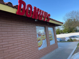 Rocky's Donut House outside