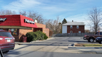 Pizza Hut outside