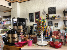 Nina's Sweet Shoppe outside