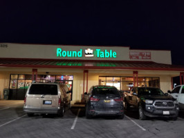 Round Table Pizza outside