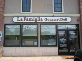 La Famiglia Gourmet outside