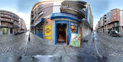 The Ha'penny Bridge Irish Pub inside