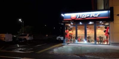 Pizza Hut outside