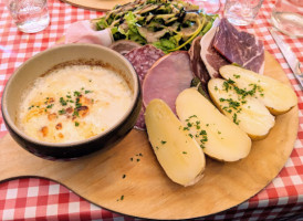 La Table Du Petit Randonneur food