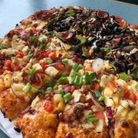 Round Table Pizza food