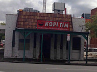 Kopi Tim outside