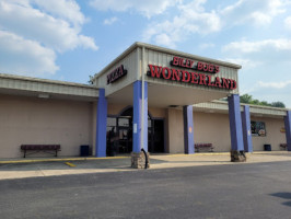 Billy Bob's Wonderland outside