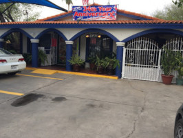 Retama Burger Lunch Stand outside