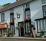 The White Horse Inn outside