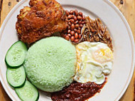 Nasi Lemak Pandan Ayam Berempah Mummy's inside