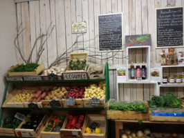 Les Halles De Salernes food