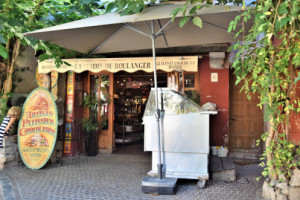 La Femme Du Boulanger outside