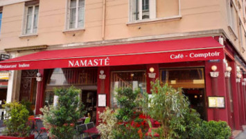 Namasté outside