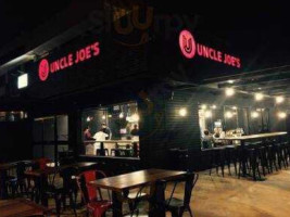 Uncle Joe's Hamburguer inside