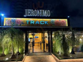 Jeronimo Burger outside