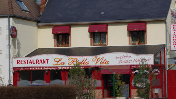 La Bella Vita outside