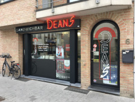 Dean’s Sandwichbar outside